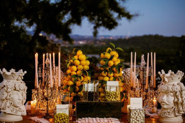 Teste di Moro , piramidi di limoni e tutta la bontà dello sweet table 
#weddings #weddingseason #weddinginsicily #luxuryweddingplanner #weddingplanneritaly